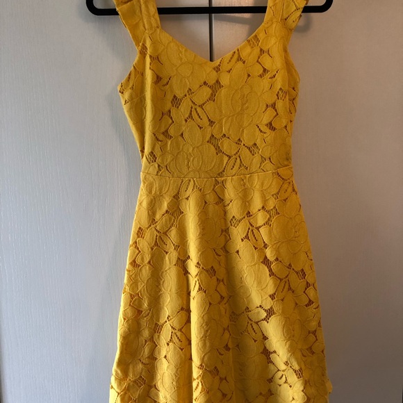 Lovely Sunshine Yellow dress Size: Small - Picture 2 of 6